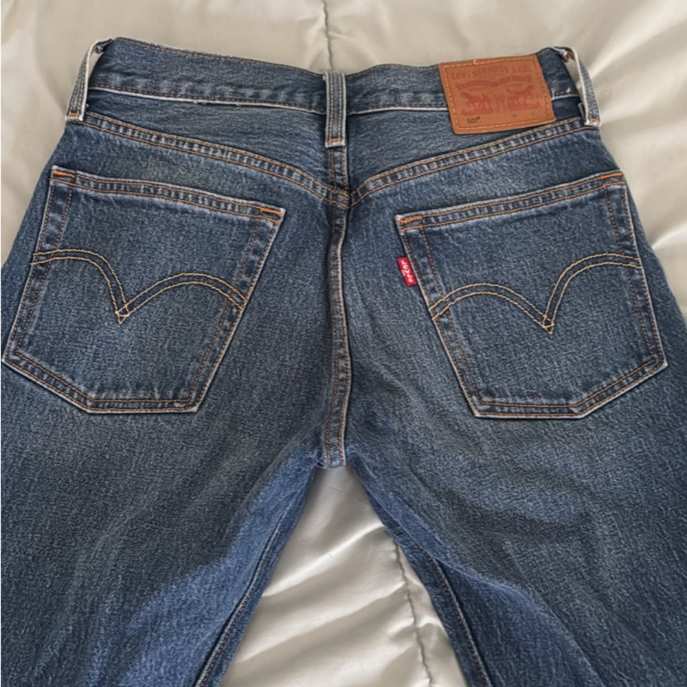 Low rise Levi's Classic Blue Jeans with Leather Patch
